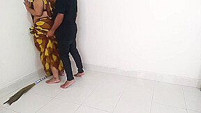 30 Year Old Hot Muslim Maa Ki Jabardast Chudai - Pakistani Stepmom Fucked While Sweeping The House