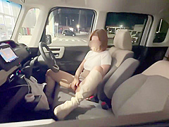 A Perverted Big-breasted Milf Who Masturbates In The Car In Public Even If A Young Man Sees Her