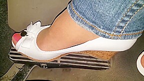 AMATEUR HOUSEWIFE PEDAL PUMPING