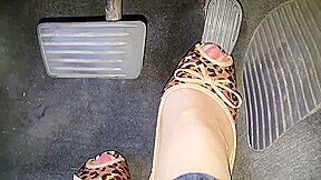 AMATEUR HOUSEWIFE PEDAL PUMPING