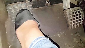 AMATEUR HOUSEWIFE PEDAL PUMPING
