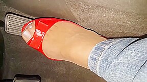 AMATEUR HOUSEWIFE PEDAL PUMPING
