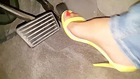 AMATEUR HOUSEWIFE PEDAL PUMPING