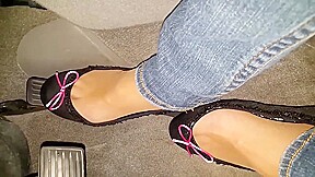 AMATEUR HOUSEWIFE PEDAL PUMPING