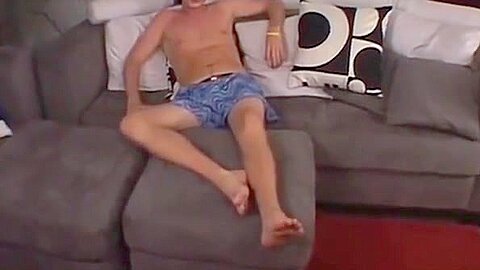Amateur feet model Preston kinkily showing off solo