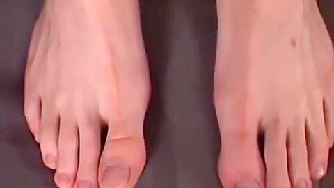 Amateur feet model Preston kinkily showing off solo