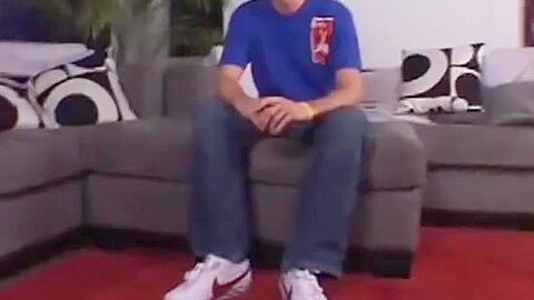Amateur feet model Preston kinkily showing off solo