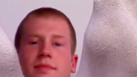 Amateur feet model Preston kinkily showing off solo