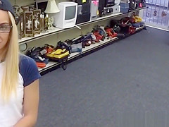 Amateur pawnshop hipster cockriding after bj