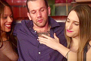 Bigtit transgendered beauty gets cocksucked