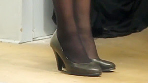 Candid Pantyhosed leg on stage