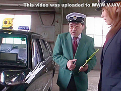 Cock Whore In Naughty Babe Gives An Experience Man Blowjob In Car