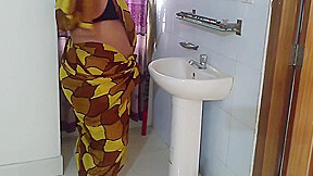 Jab Tamil Sexy Mosi Bistar Ke Neche Phans Jate Hai Tab Uska Sautela Beta Bade Gand Ko Chodata Hai