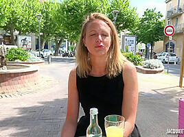 Julie, 30 years old, executive assistant in Lyon!