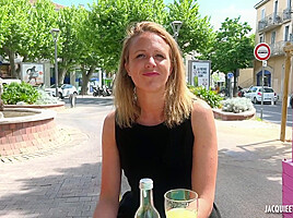 Julie, 30 years old, executive assistant in Lyon!