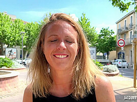 Julie, 30 years old, executive assistant in Lyon!