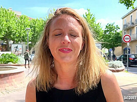 Julie, 30 years old, executive assistant in Lyon!