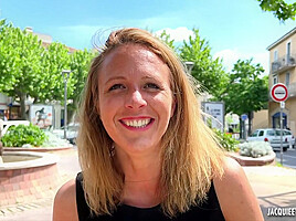 Julie, 30 years old, executive assistant in Lyon!