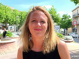 Julie, 30 years old, executive assistant in Lyon!