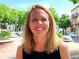 Julie, 30 years old, executive assistant in Lyon!