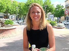 Julie, 30 years old, executive assistant in Lyon!
