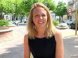 Julie, 30 years old, executive assistant in Lyon!