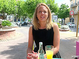Julie, 30 years old, executive assistant in Lyon!