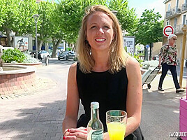 Julie, 30 years old, executive assistant in Lyon!