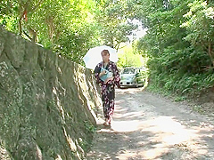 Kimono girl gives passerby sexual delight in the back of his car