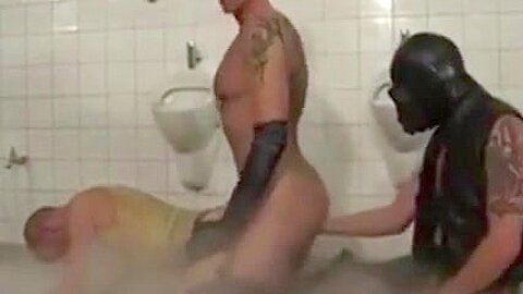Kinky play on hot music