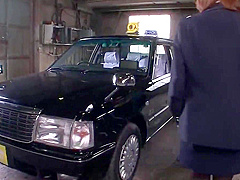 Little whore sucks cock in a car