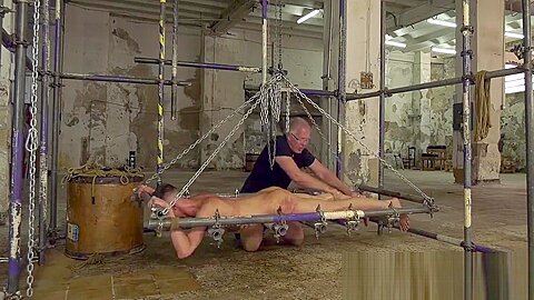 Max London receives massage and handjob from mature master
