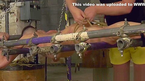 Max London receives massage and handjob from mature master