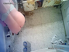 Milf in bathroom on a cam  Nice ass and hover techniques