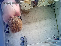 Milf in bathroom on a cam  Nice ass and hover techniques