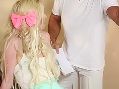 Petite massage babe deepthroats cock