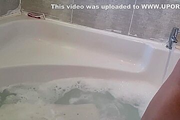 Real Milf Getting Steamy In The Bath