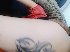 Sexo Oral - Mujer Con Falda Recibe En Su Vagina Peludo Se