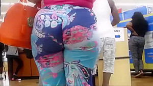She shakes and jiggle her ass