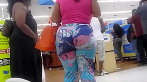 She shakes and jiggle her ass