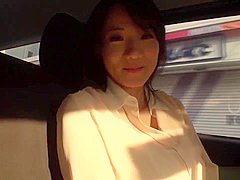 Shibuya Kaho removes undies on the bag seat