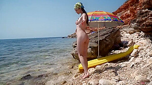 Sirena Milano In Masturbates On The Beach