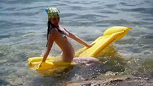 Sirena Milano In Masturbates On The Beach
