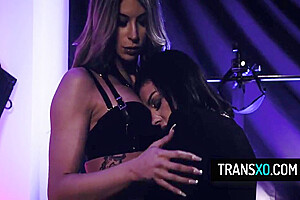 Tranny Dominatrix Licks And Fucks A Milfs Pussy 6 Min - Casey Kisses And Sovereign Syre