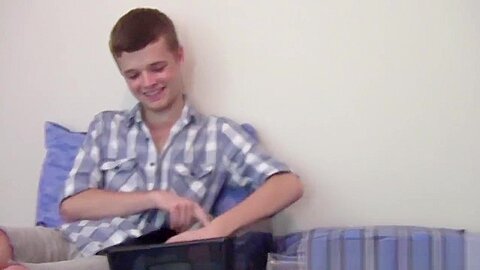 Twink amateur jizzes pov