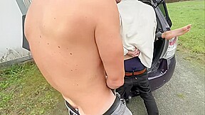 baisée par un groupe de mecs dans le coffre de la voitre