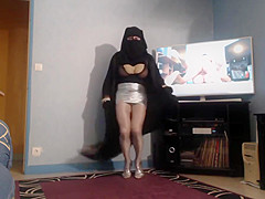 femelle musulmane en niqab et mini jupe