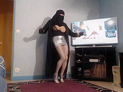 femelle musulmane en niqab et mini jupe
