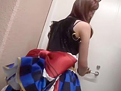 コスプレ美女を玄関に入れ衣装の上から体を触りスカートを上げてパンツを見てチン・を手コキしてフェラしています。