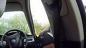 il arréte la voiture pour la baise la téte dans le coffre